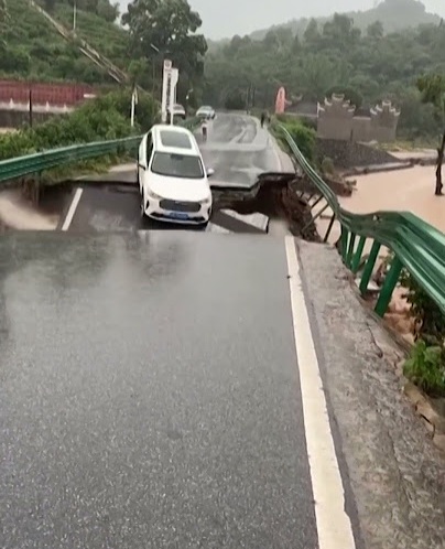 Moment bridge collapses and car falls into fast-flowing river below (video)