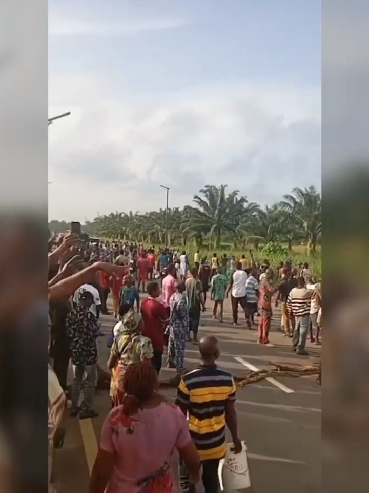 Corps members, driver, and other passengers kidnapped while travelling (video)