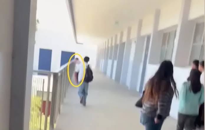 Teen di£s after falling from 4th floor of high school following dispute with fellow student (video)