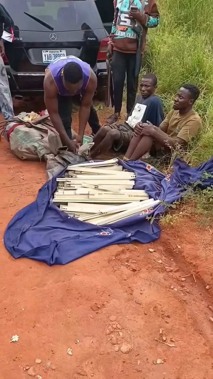 Moment vigilante group arrests alleged criminal kingpin “F2” at his hideout in Nsukka