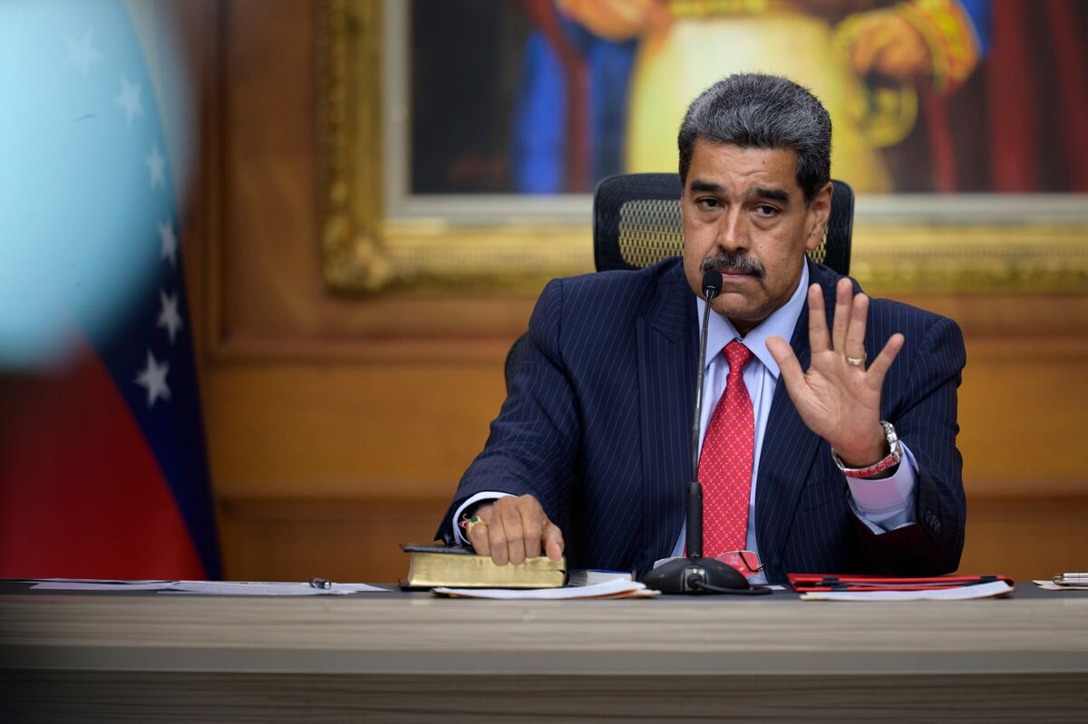 Fearing US plans to remove him from power, Venezuelan dictator Maduro urges citizens to use App and spy on each other