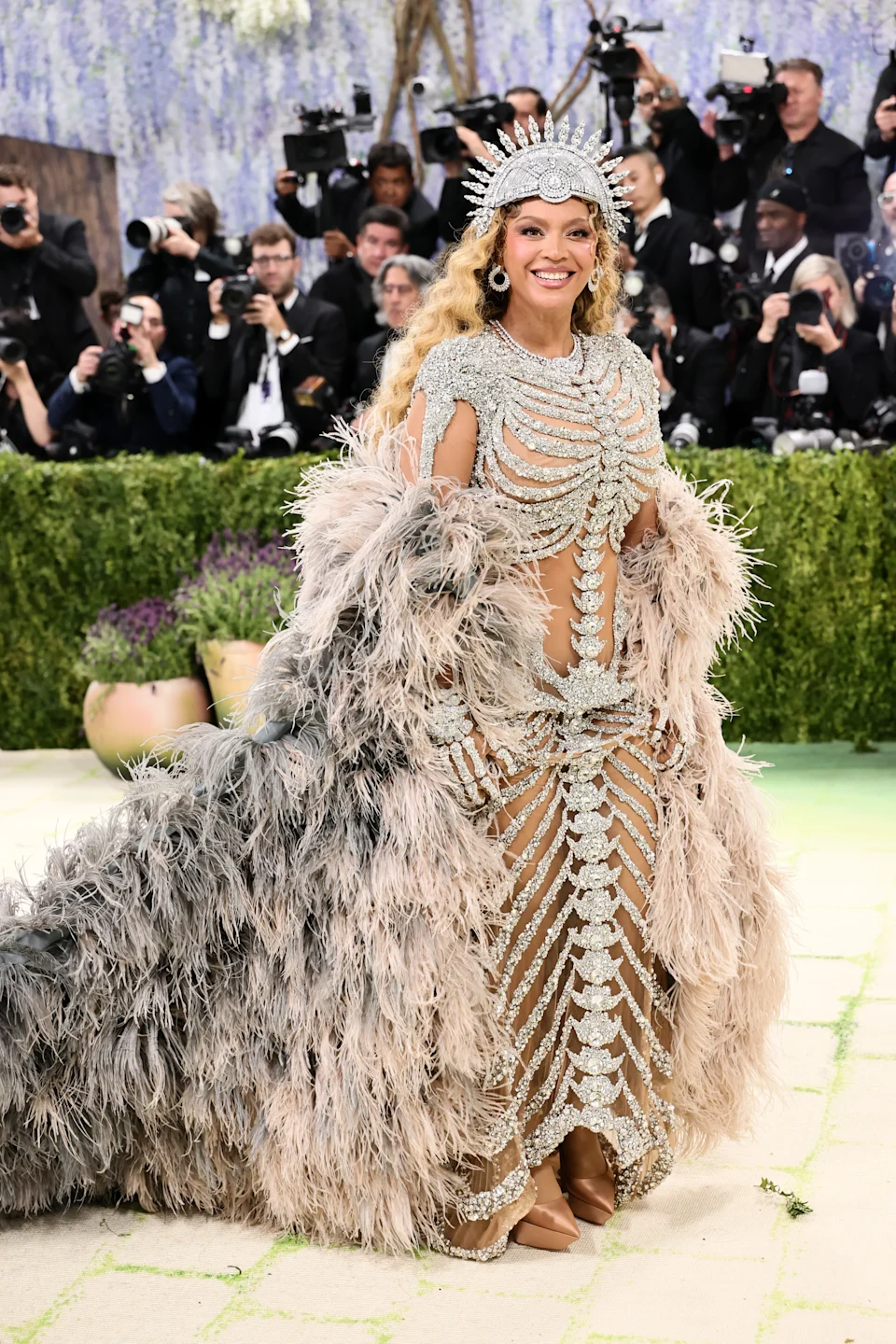 Beyonce looks breathtaking as she attends Met gala for first time in 10 years  (photos/video)