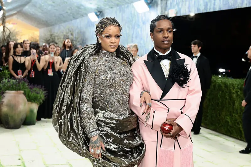 Rihanna and A$AP Rocky look so in love as they arrive 2026 Met Gala together (photos/video)