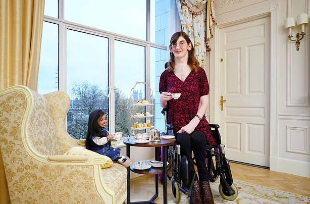 World's tallest woman and shortest woman meet for the first time in London (video)