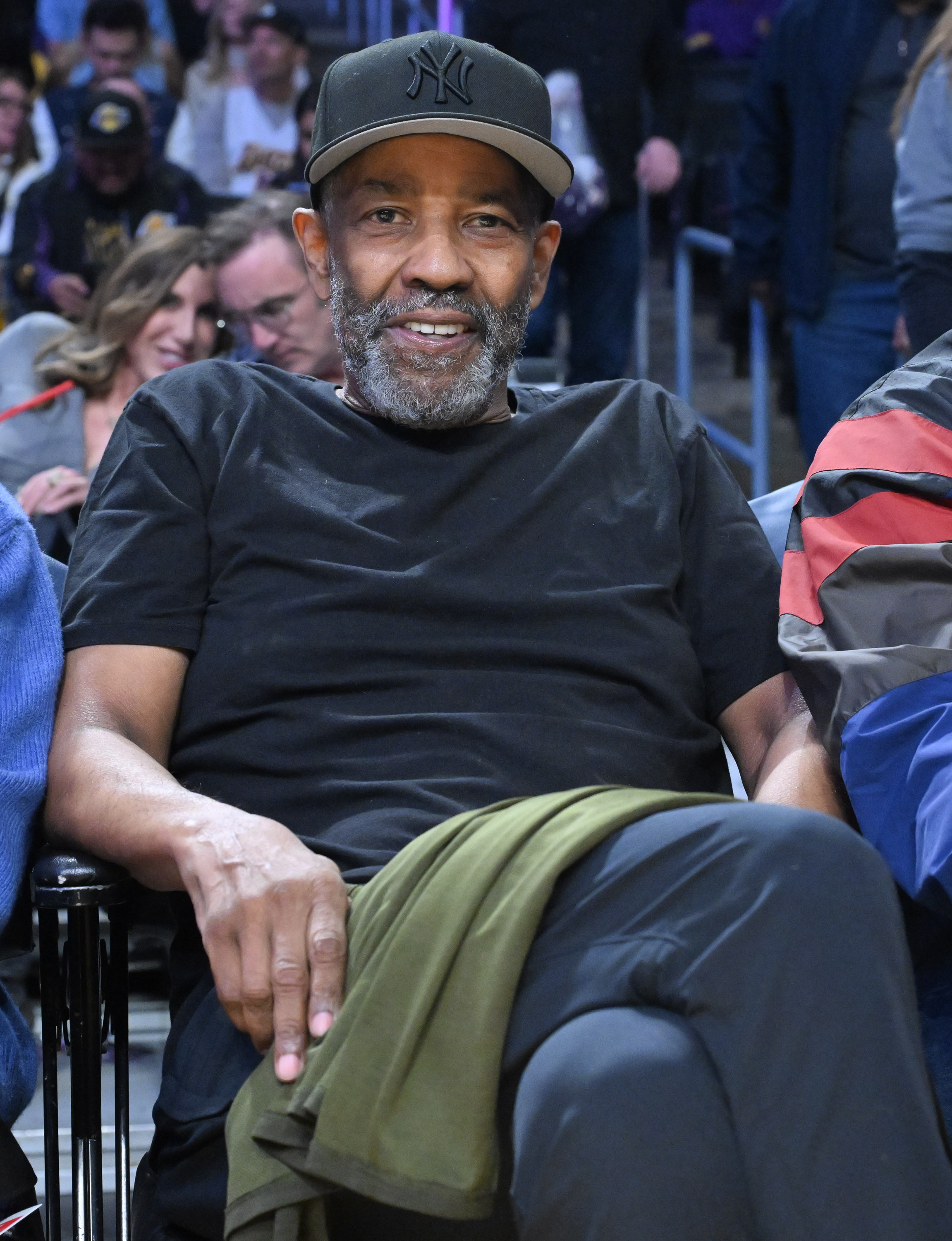 Denzel Washington sparks reactions as he?s pictured courtside at the 76ers?Lakers game  (photos/video)
