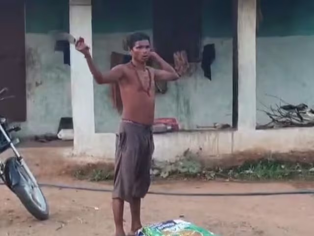 Man behÂ£ads wife and roams village with her sÂ£vered head (video)