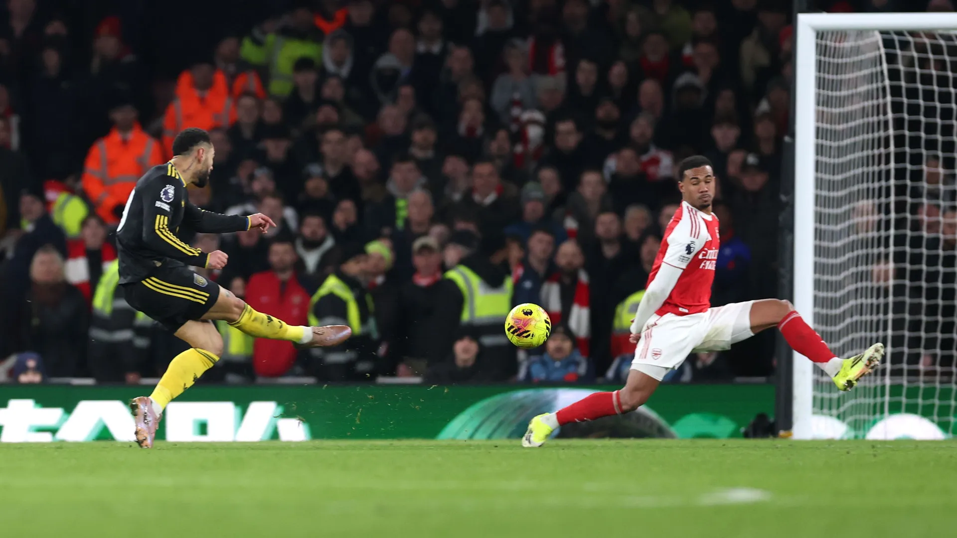 EPL: Arsenal now four Points clear at the top after 3?2 defeat to Man United