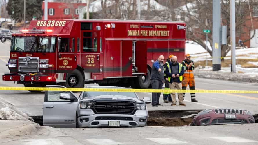 Vehicles trapped in sinkhole on Omaha expressway
