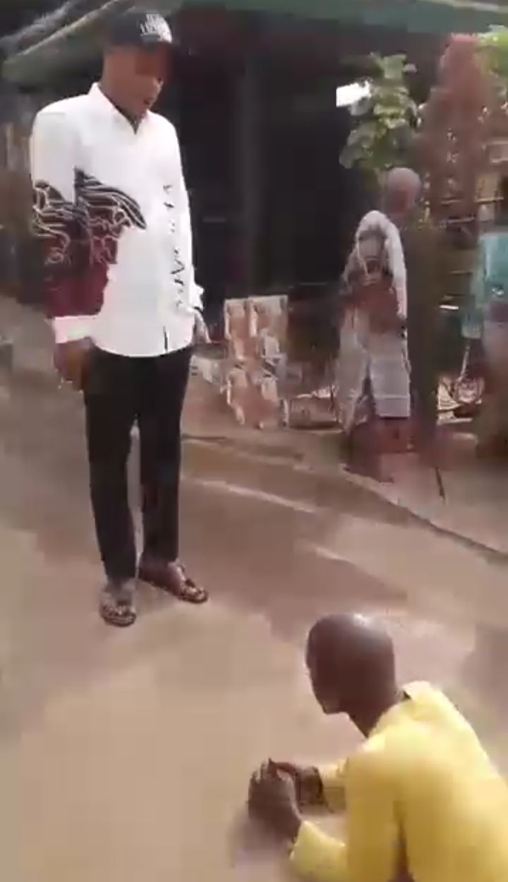 Umuada fl0.gs man for assaulting his aged parents in Abia community