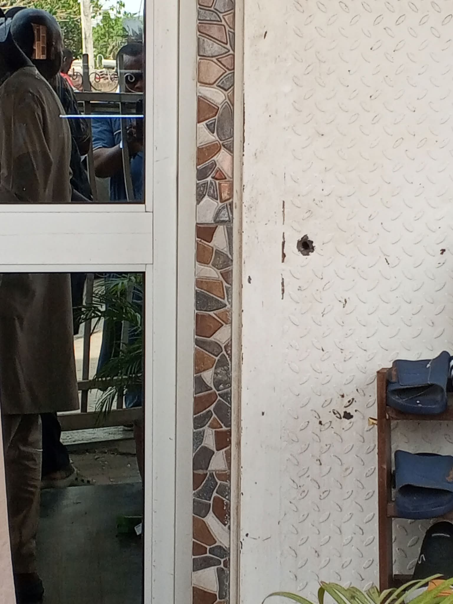 Armed robbers trail man to bank in Minna, snatch N10m from him