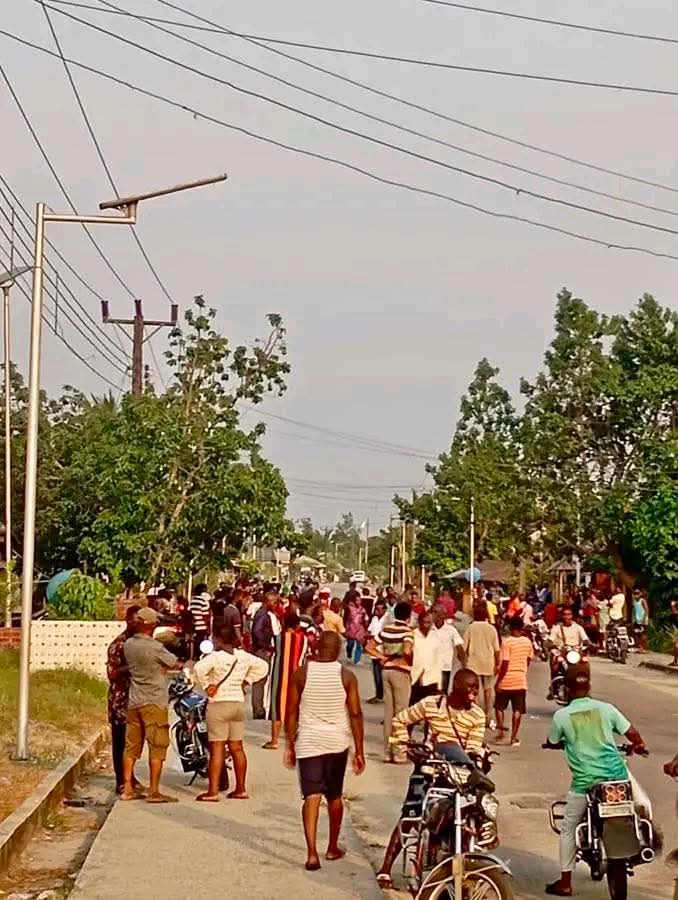 Drama in Akwa Ibom community as family drops man?s coffin at village head?s house over land dispute