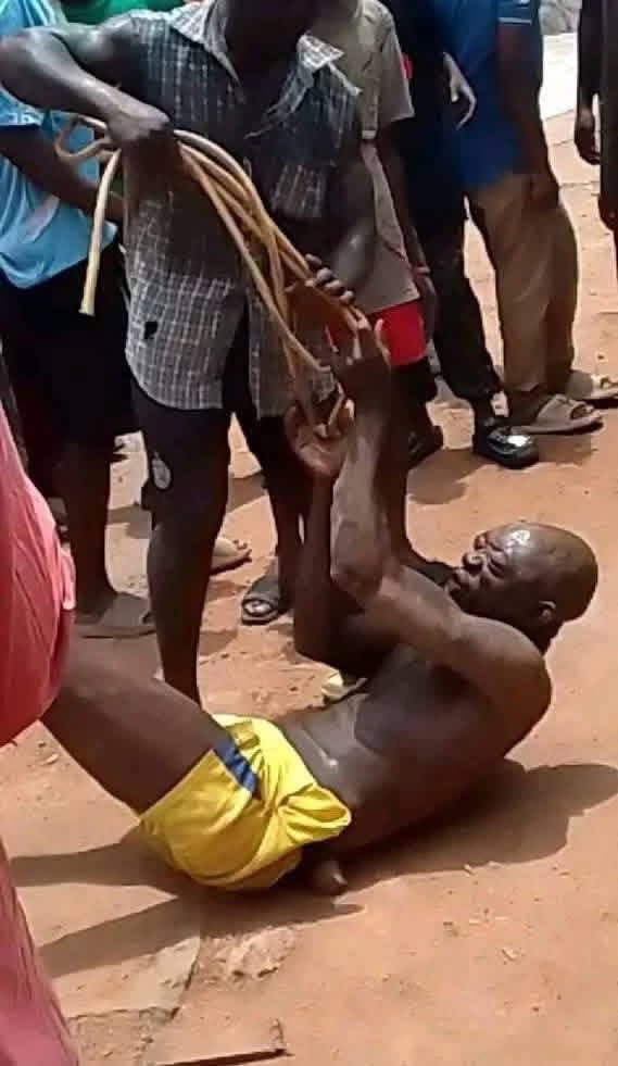 Angry residents b3at man to stupor for allegedly r@ping 3-year-old girl