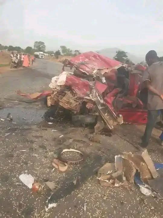 Soldier?s wife, two children and six others d!e in Taraba road crash