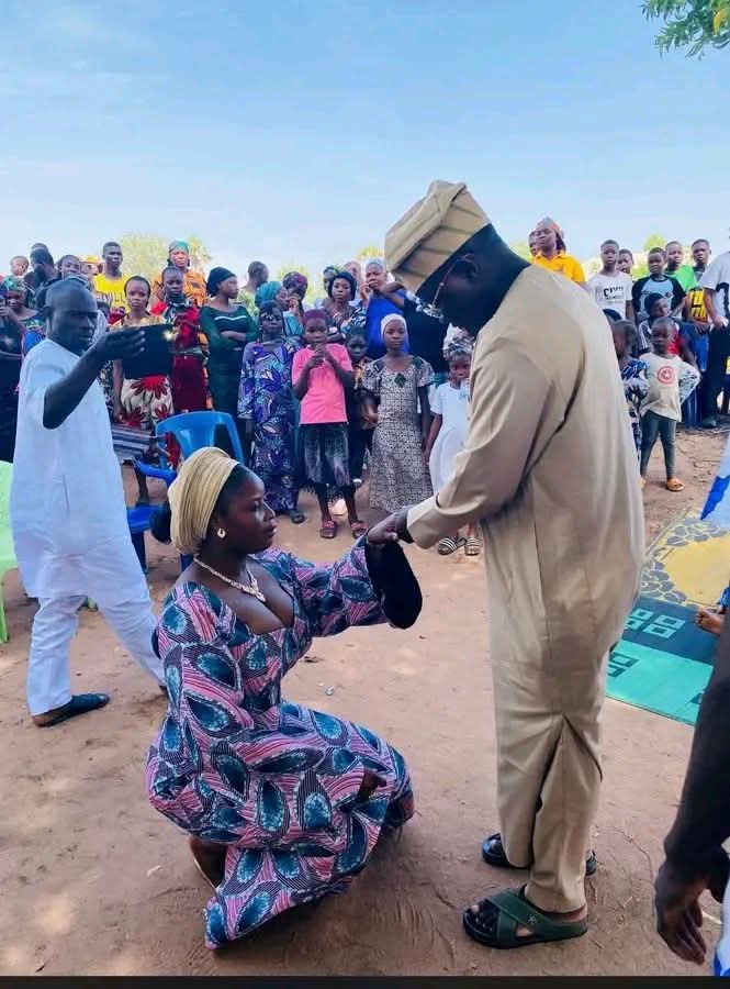 Nigerian lady kneels to accept engagement ring from her man