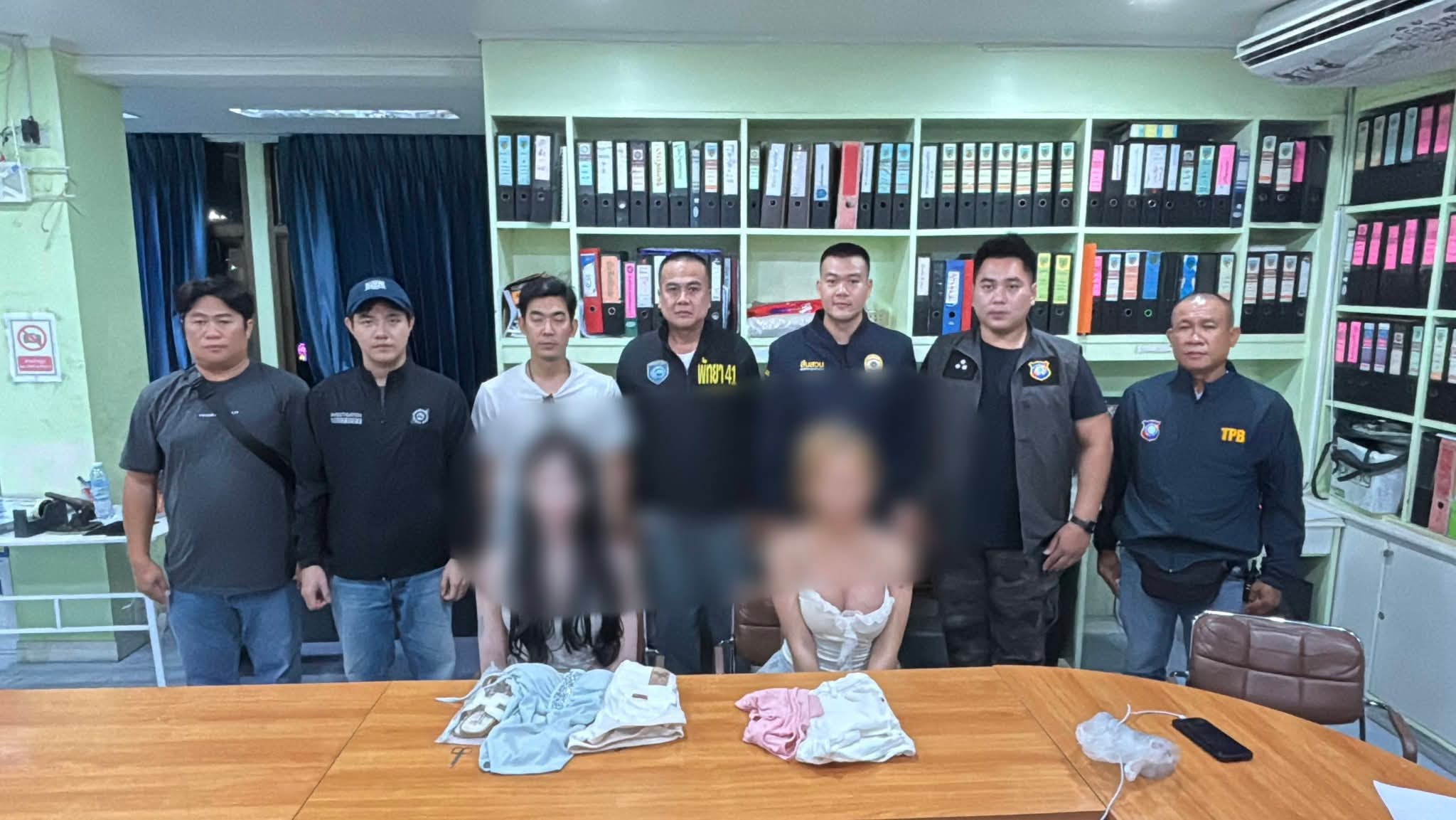 Two transgender teenagers st@b and rob Australian tourist after he discovered their gender identity
