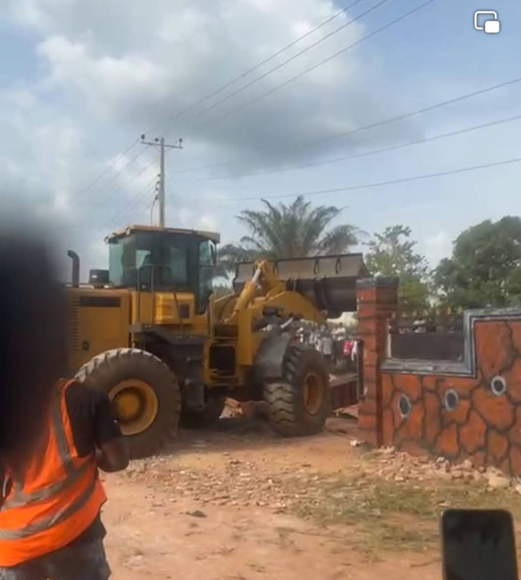 Edo Govt demolishes building allegedly used by kidnappers (video)