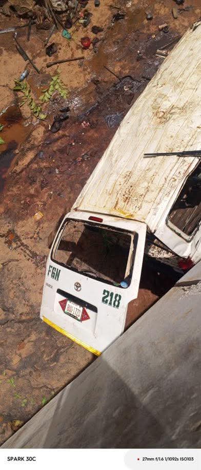 16 k!lled, five injured as bus plunges under bridge on Lokoja-Okene highway