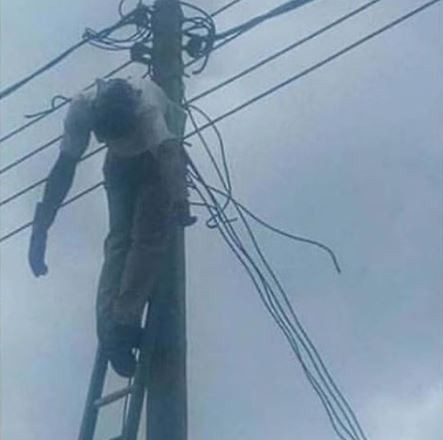 Graphic Photo: Costly mistake leads an electrician to get electrocuted in River State