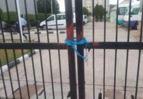 Staff lock up SEC premises in Abuja over court order to re-instate Mounir Gwarzo as DG (Photos)