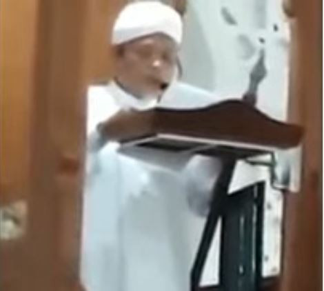 Imaam dies on the pulpit while delivering his Jumu’ah sermon in Malaysia (Video)