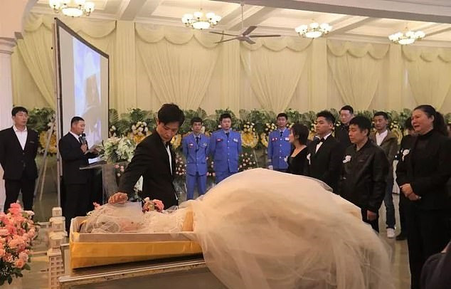 Heart-broken fiance marries his partner's corpse during her funeral (Photos)