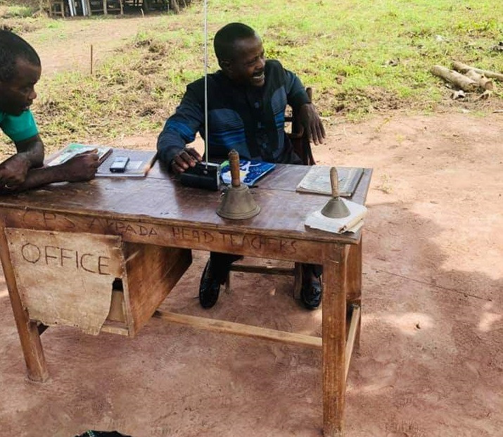 Photos of a primary school in Cross River State where Head Teacher office is under a tree and pupils learn under thatched hut