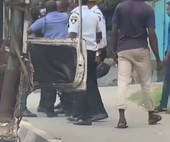 Police officers and VIO allegedly fight over who should inspect cars in Lagos lindaikejisblog