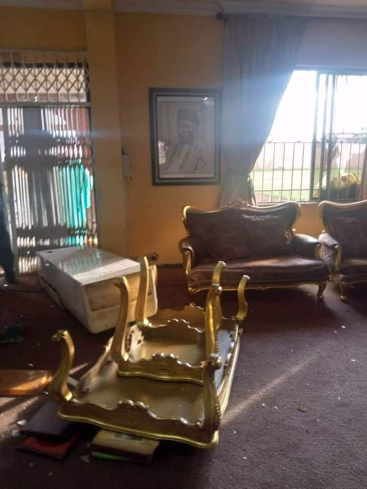 Ogbomosho kings palace vandalized by angry youths after three were killed during #EndSARS protest lindaikejisblog 2