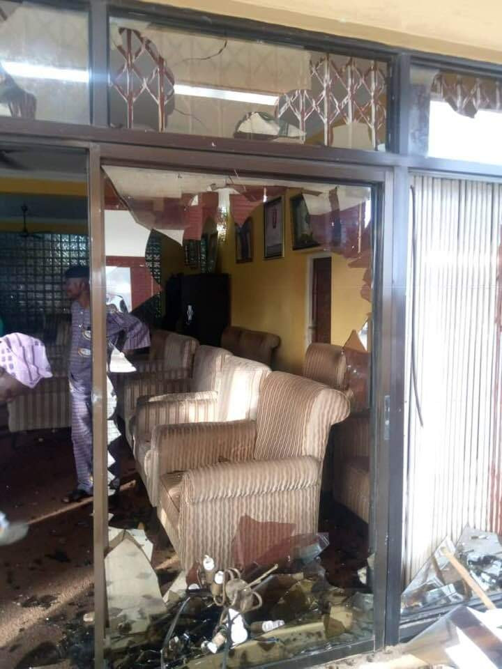 Ogbomosho kings palace vandalized by angry youths after three were killed during #EndSARS protest lindaikejisblog 