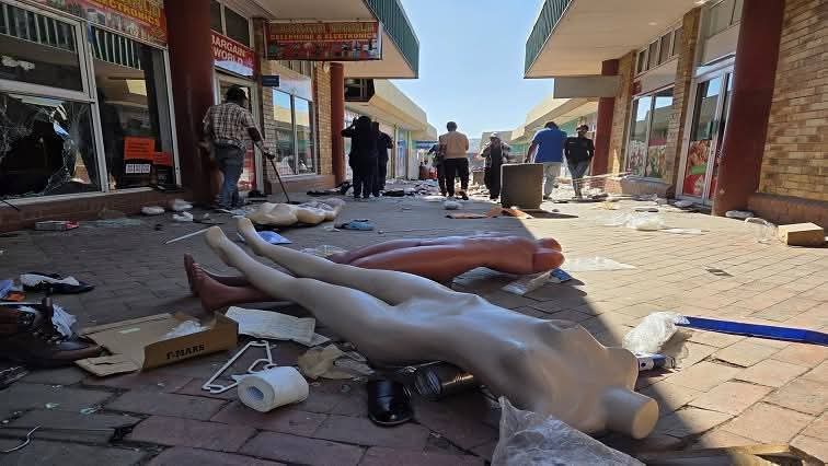 South Africans loot shops owned by foreign nationals (videos)