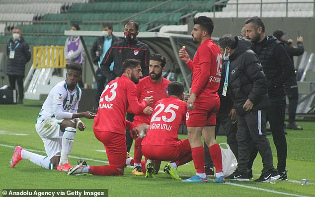 Players break their fast for Ramadan during a game in Turkey (video)