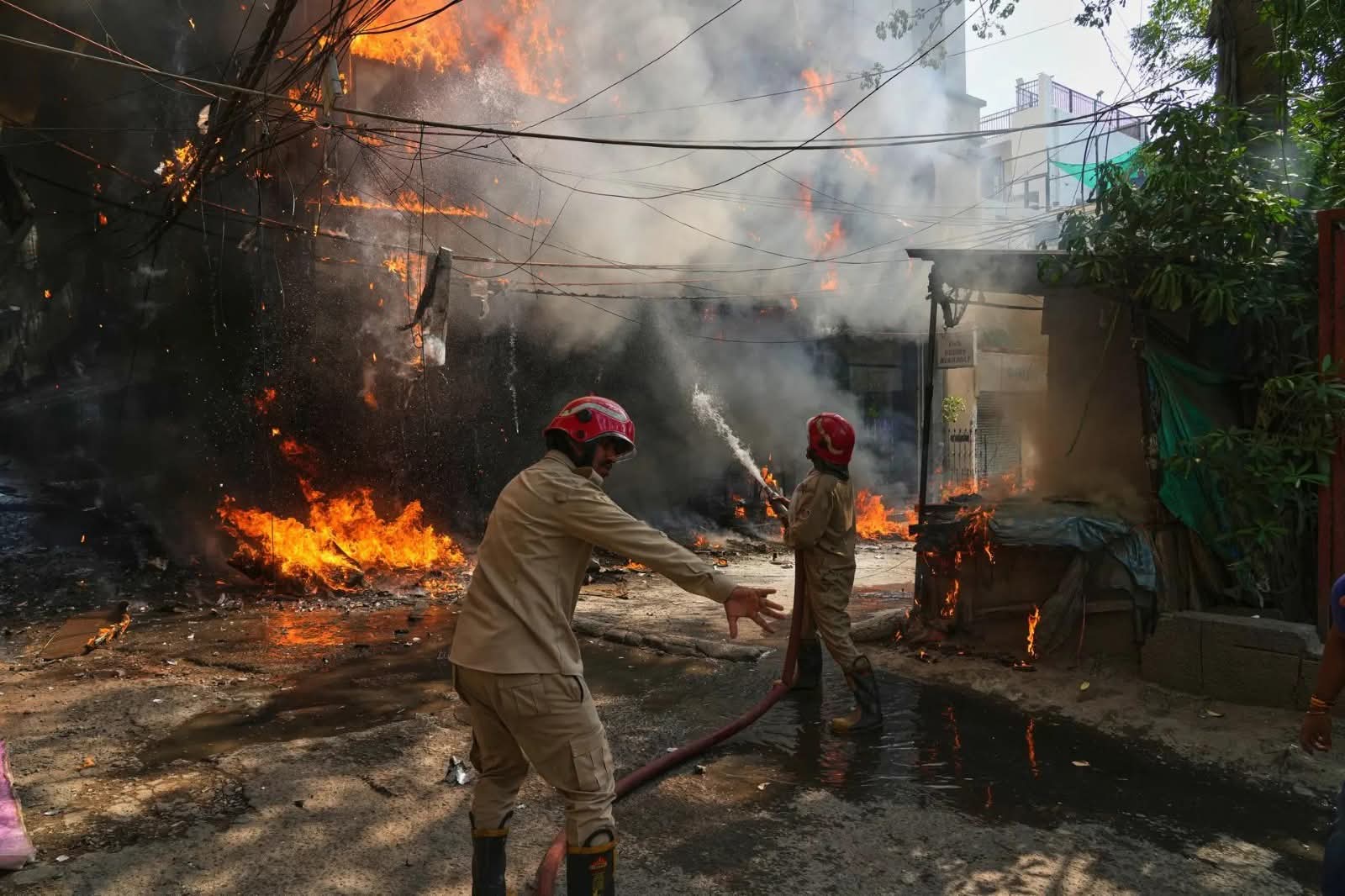 21 k!lled in tragic India restaurant fire