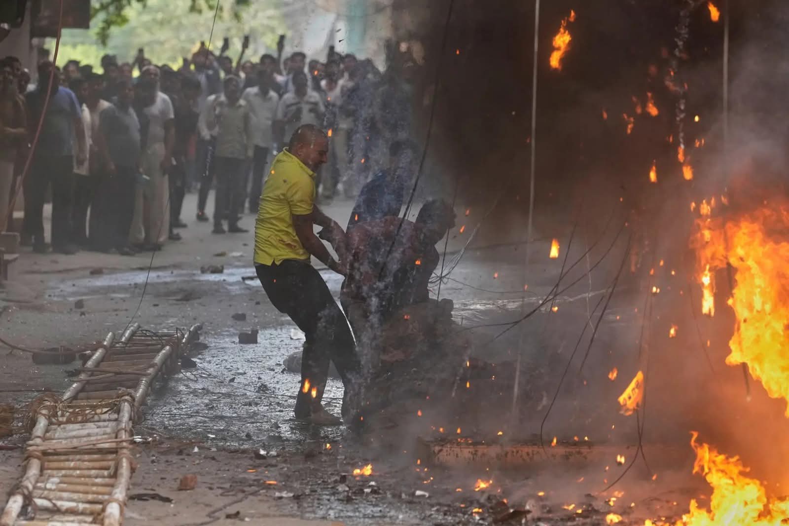 21 k!lled in tragic India restaurant fire