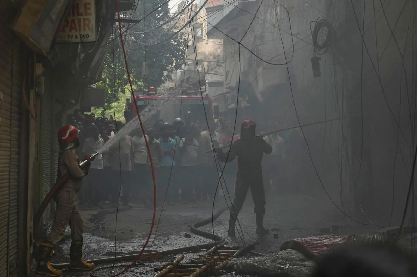 21 k!lled in tragic India restaurant fire