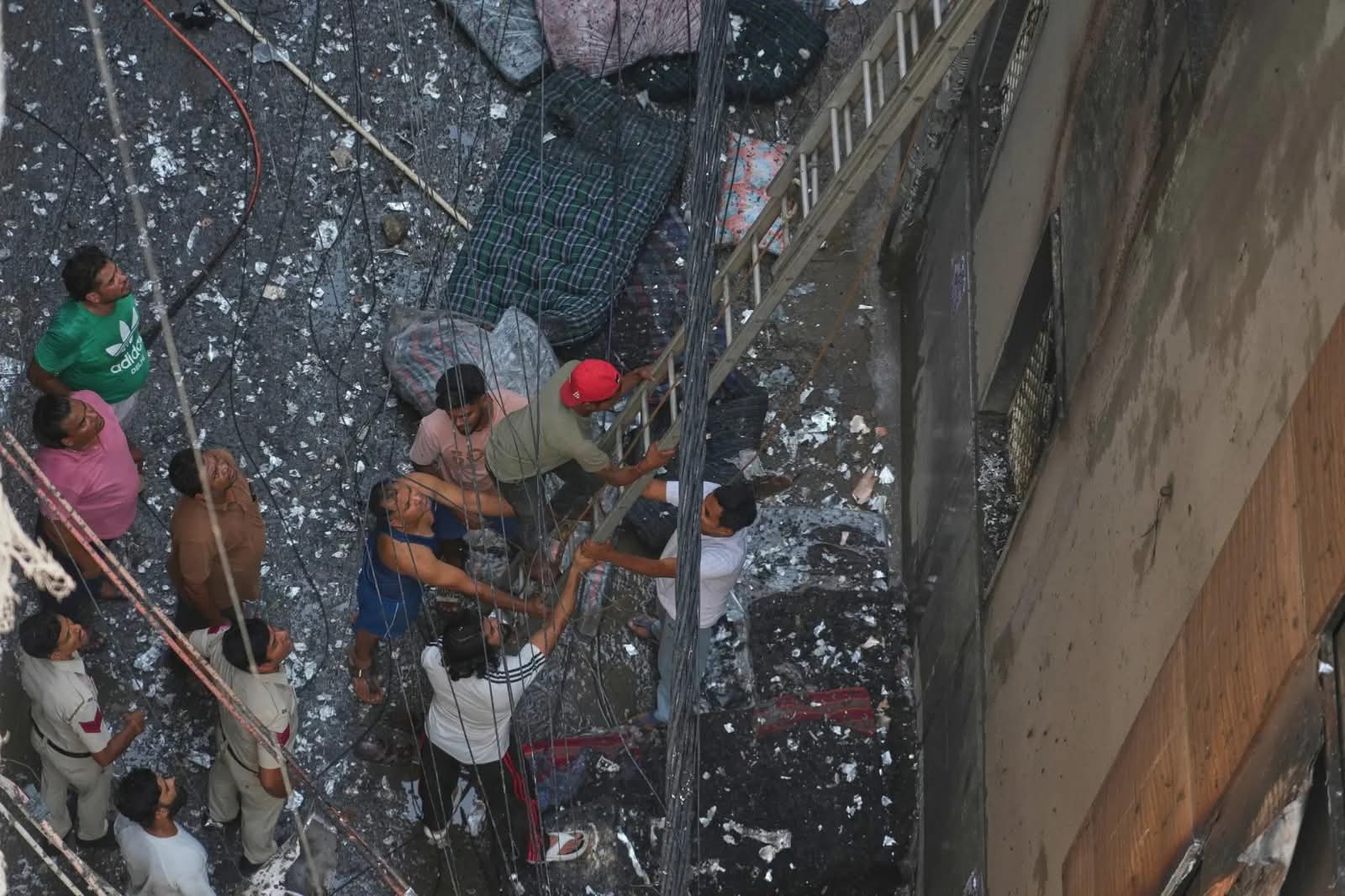 21 k!lled in tragic India restaurant fire