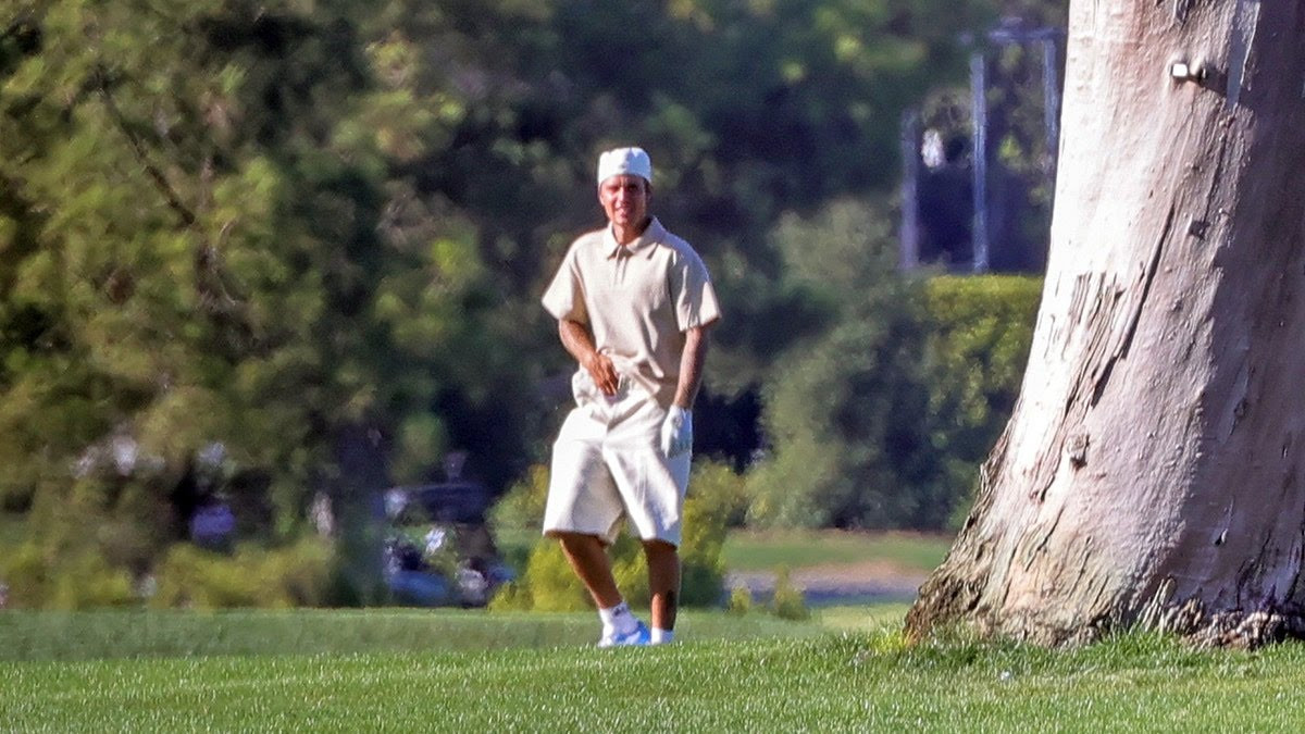 Justin Bieber caught with his pants down at golf club (photos