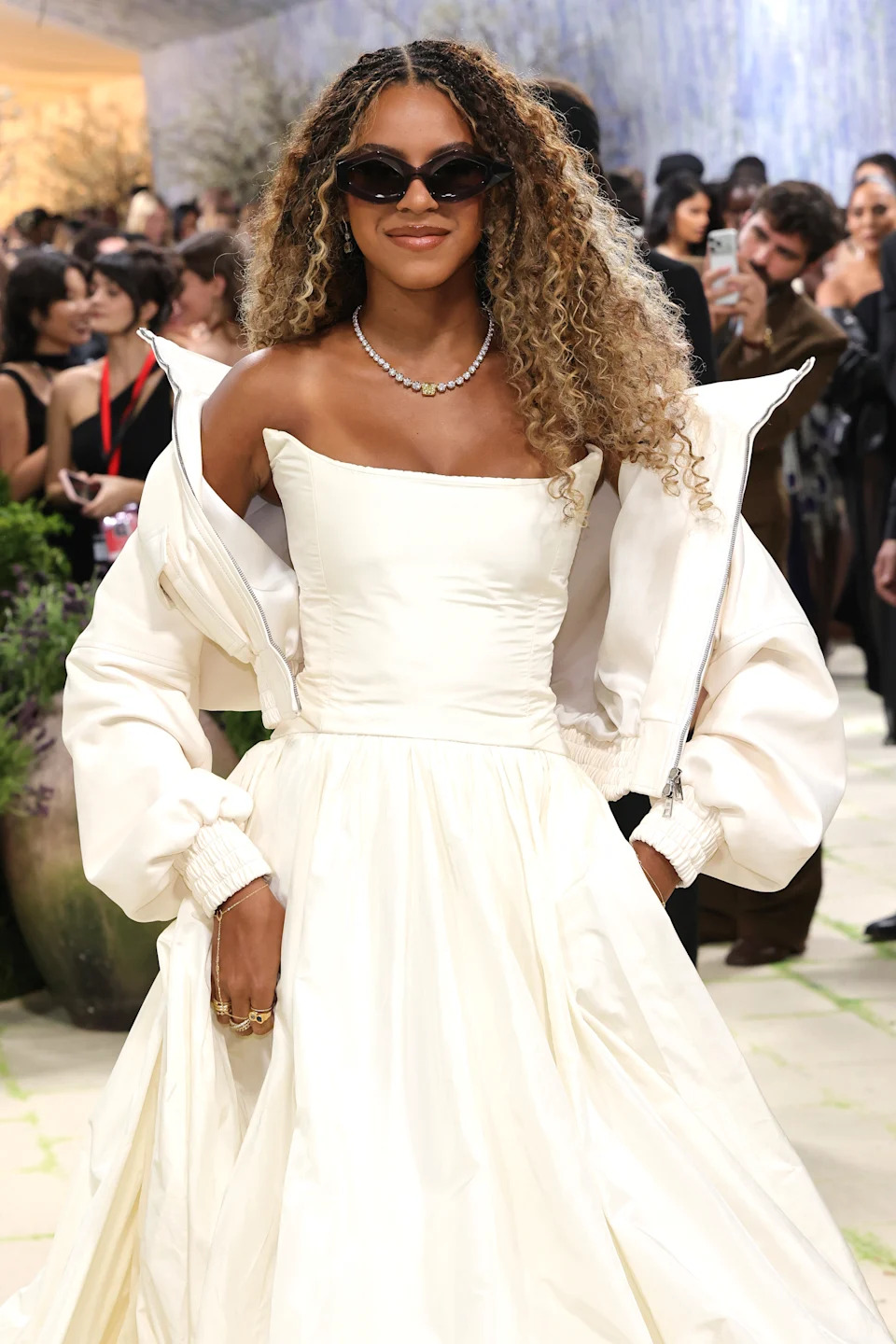 Beyonce looks breathtaking as she attends Met gala for first time in 10 years  (photos/video)
