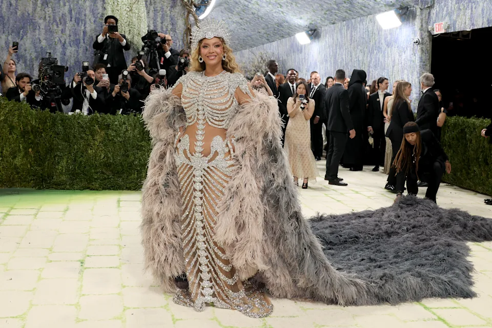 Beyonce looks breathtaking as she attends Met gala for first time in 10 years  (photos/video)