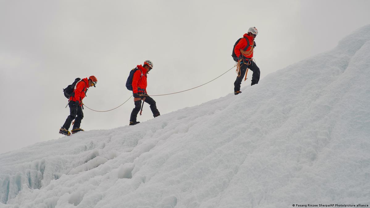 New record set as 274 climbers scale Mount Everest?s south side in single day