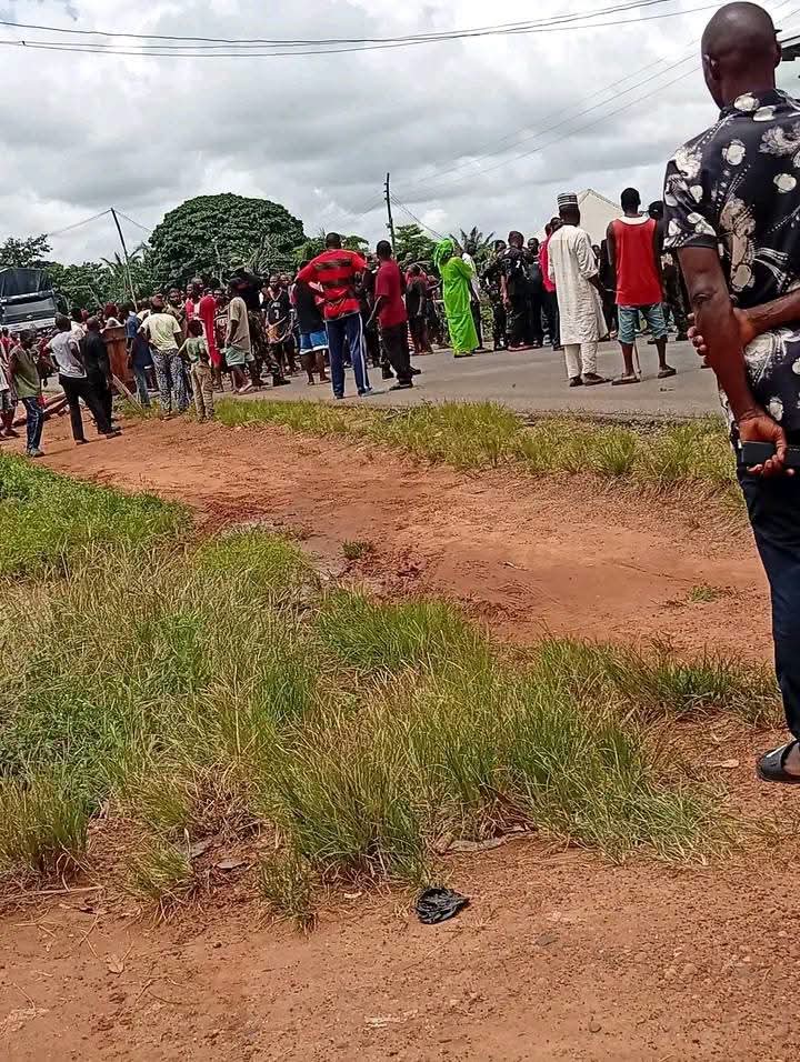 Residents protest as gunmen allegedly kidnap 18 mourners in Benue community