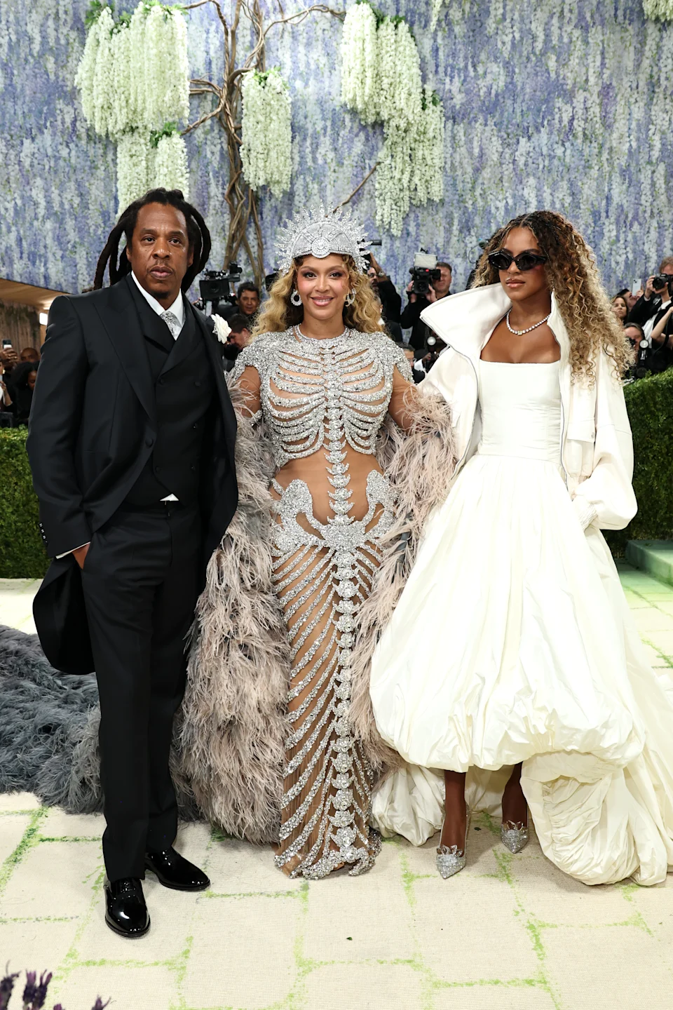 Beyonce looks breathtaking as she attends Met gala for first time in 10 years  (photos/video)