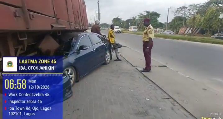 Driver dies as car rams into trailer in Lagos