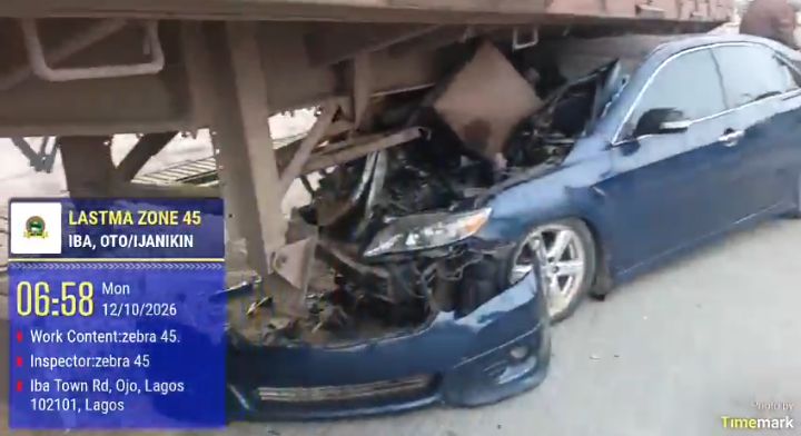 Driver dies as car rams into trailer in Lagos