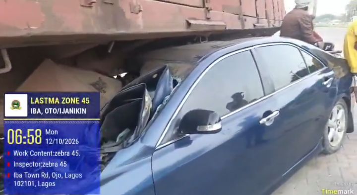 Driver dies as car rams into trailer in Lagos