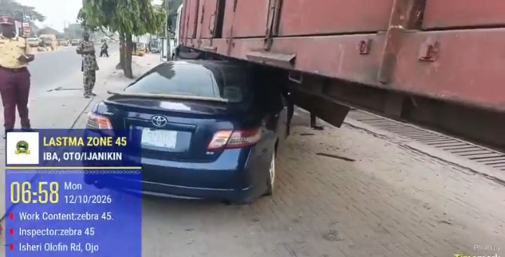 Driver dies as car rams into trailer in Lagos