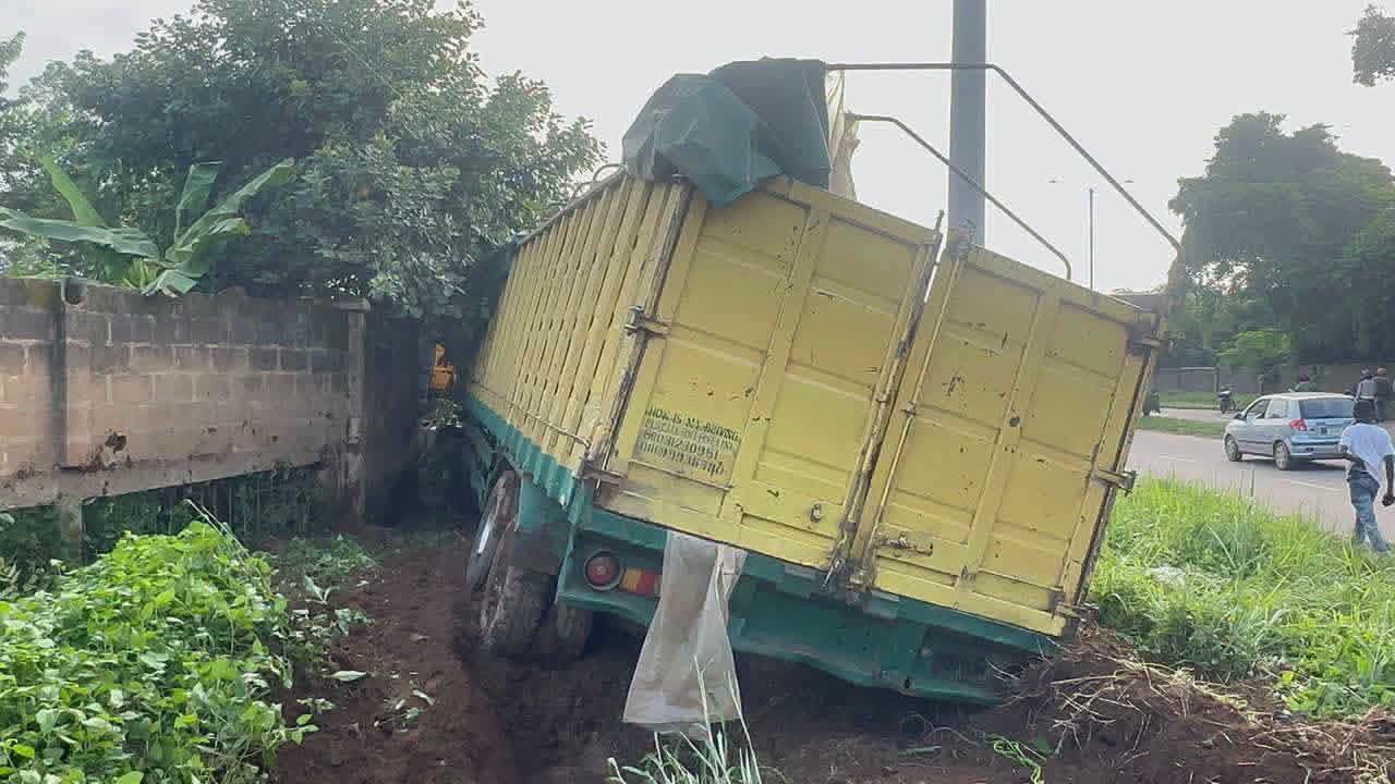 Female Corps member dies as truck rams into vehicles, motorcycle in Ibadan