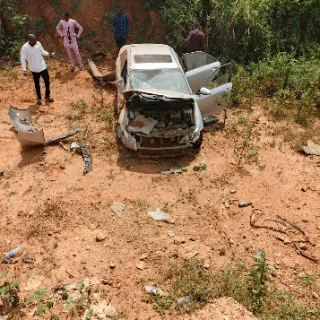 Abuja-bound driver, passenger narrowly survive as car plunges into ditch in Ondo