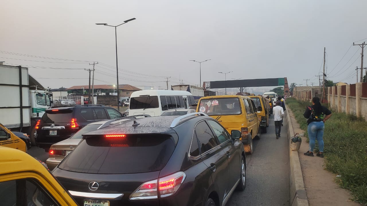 Truck overturns on Otedola Bridge, causing accident and gridlock