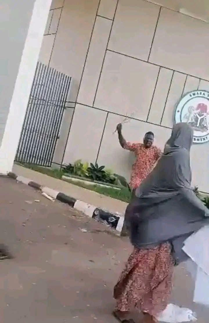 Thugs attack women protesting kidnappings at Kwara Government House (video)