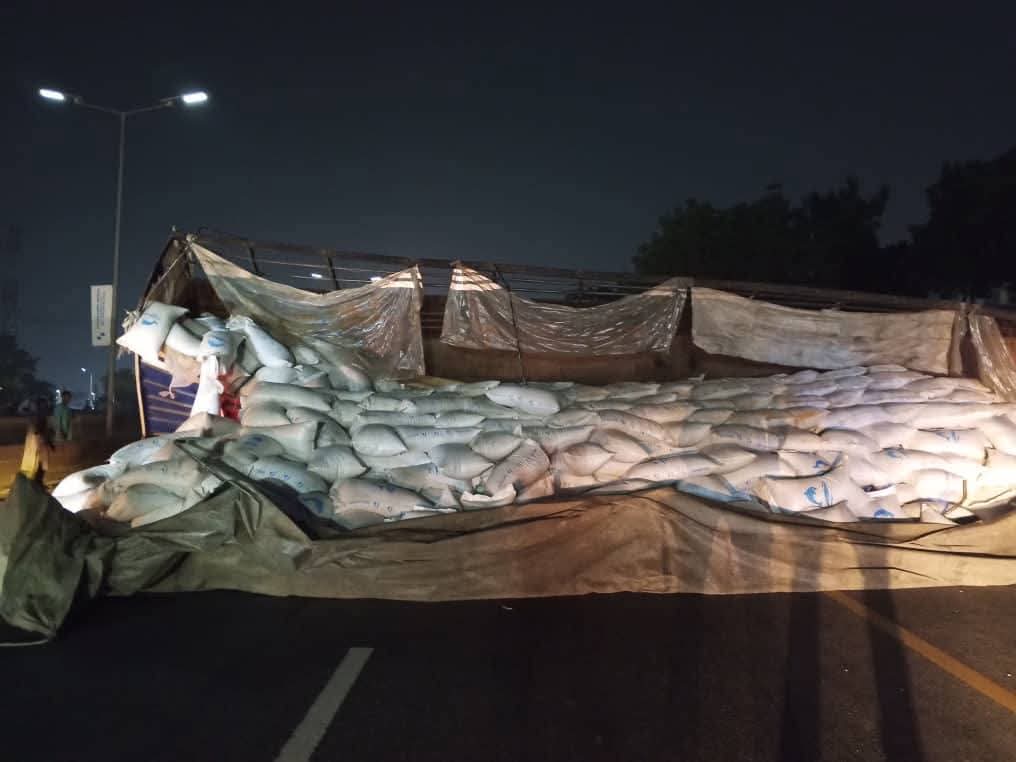 Truck overturns on Otedola Bridge, causing accident and gridlock